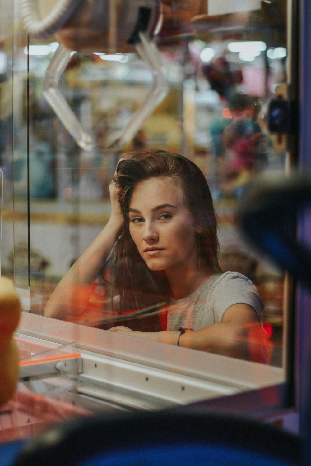 Frau posiert in der Nähe des Arm-Arcade-Automaten