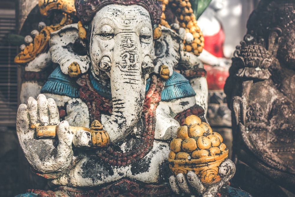 Sculpture en céramique de divinité de Ganesh