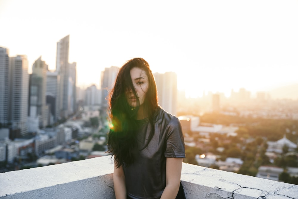 日の出の屋上で灰色のTシャツを着た女性