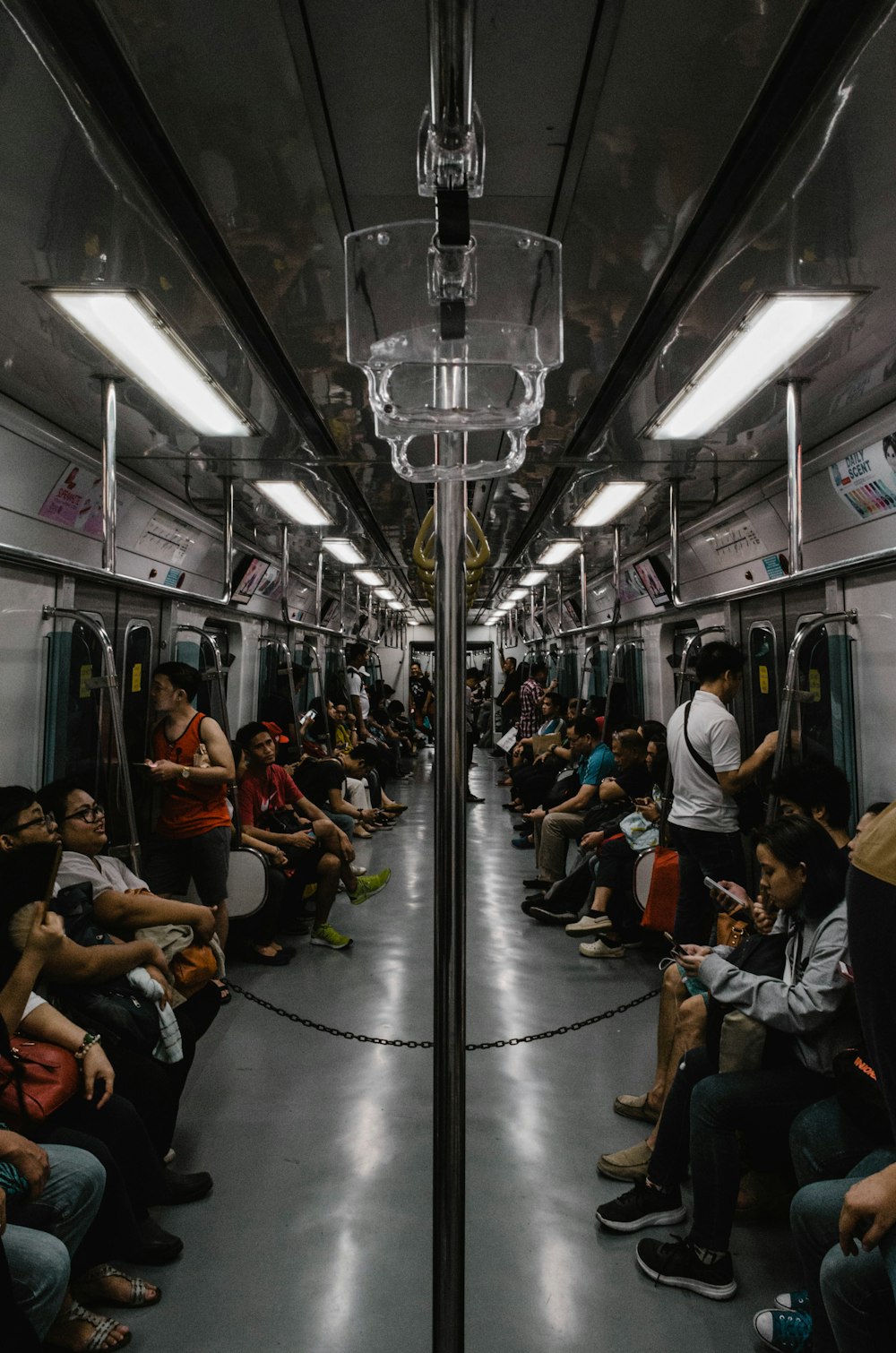 pessoas sentadas dentro do trem