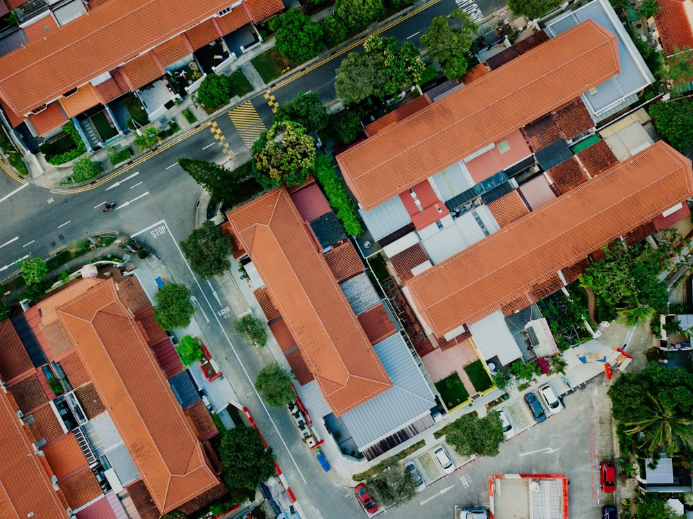 Luftaufnahmen von weißen und orangefarbenen Häusern