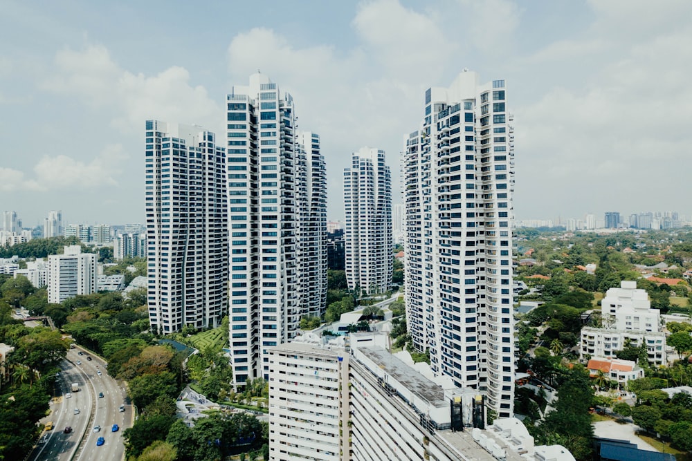 edifícios altos brancos sob nuvens brancas