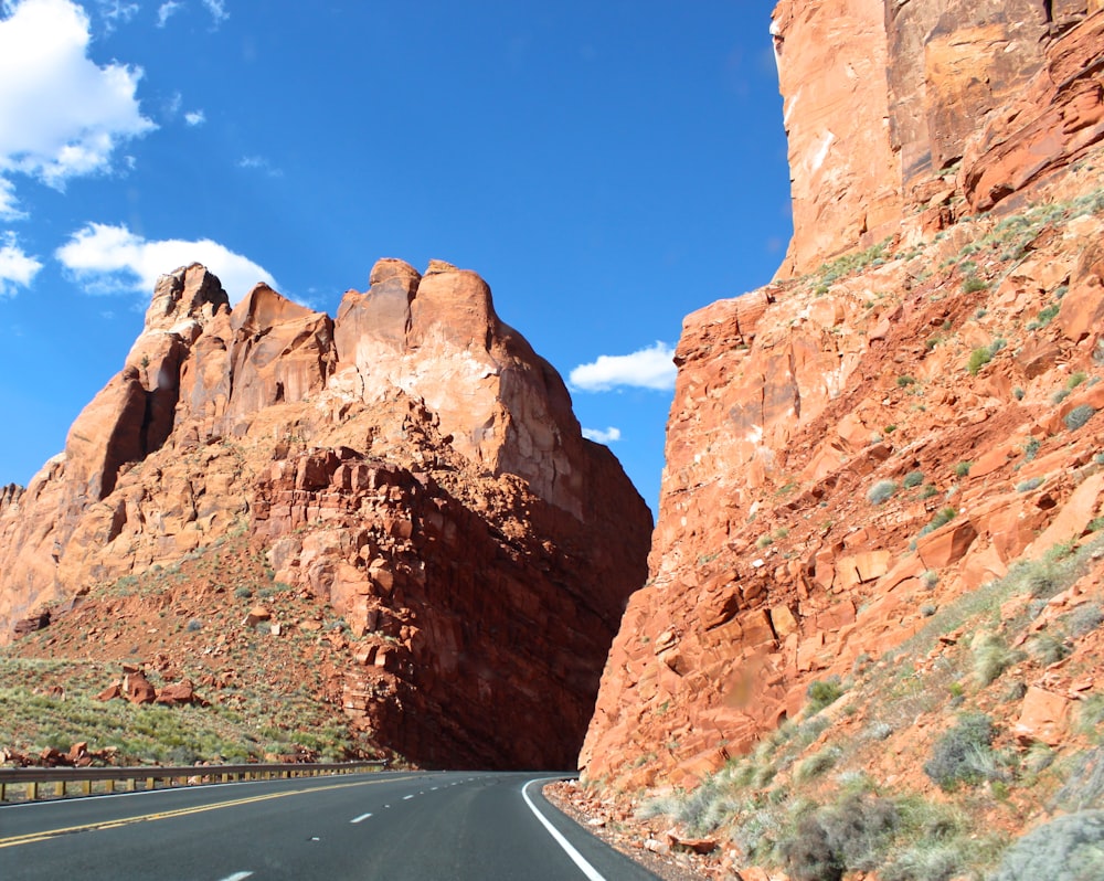 Carretera curva entre acantilados de roca marrón