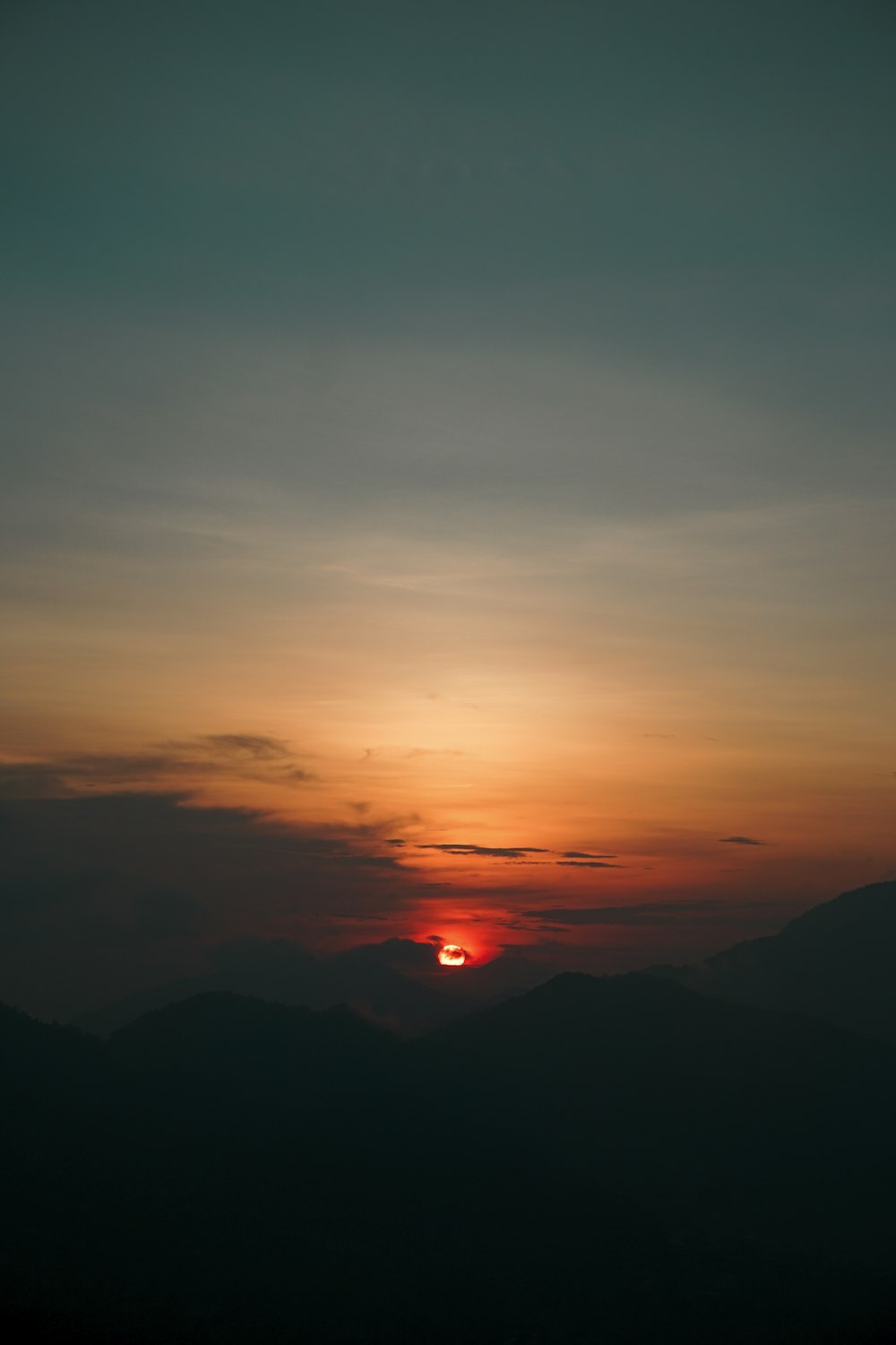 地平線に沈む夕日