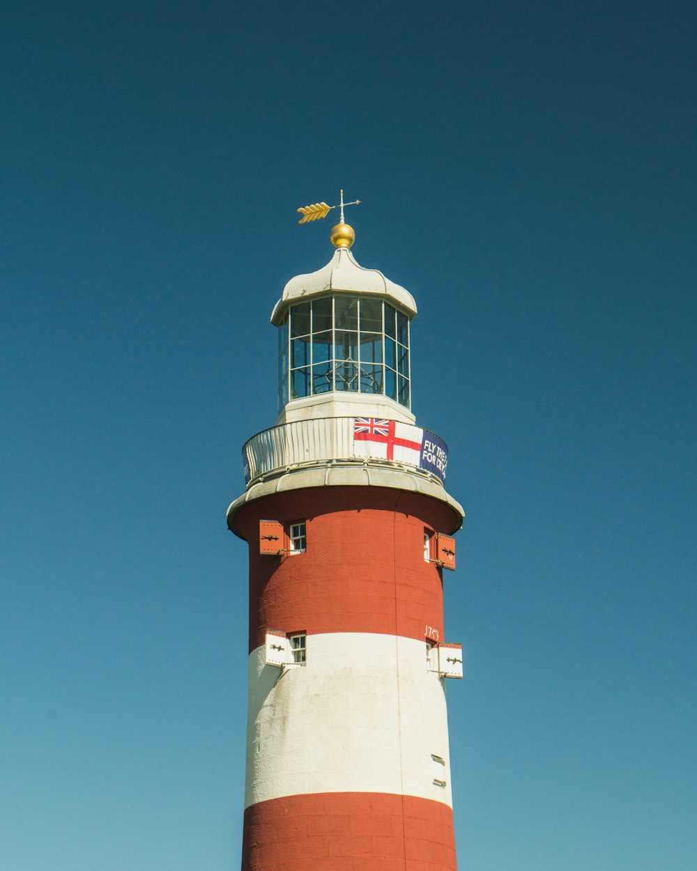 Faro rojo y blanco durante el día