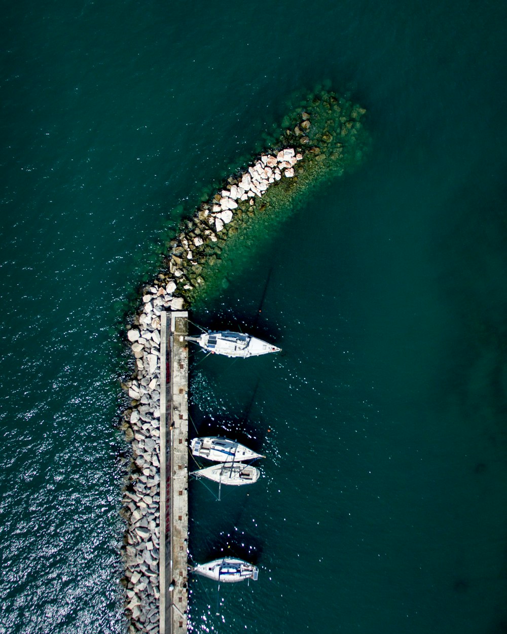 港に停泊する船の航空写真