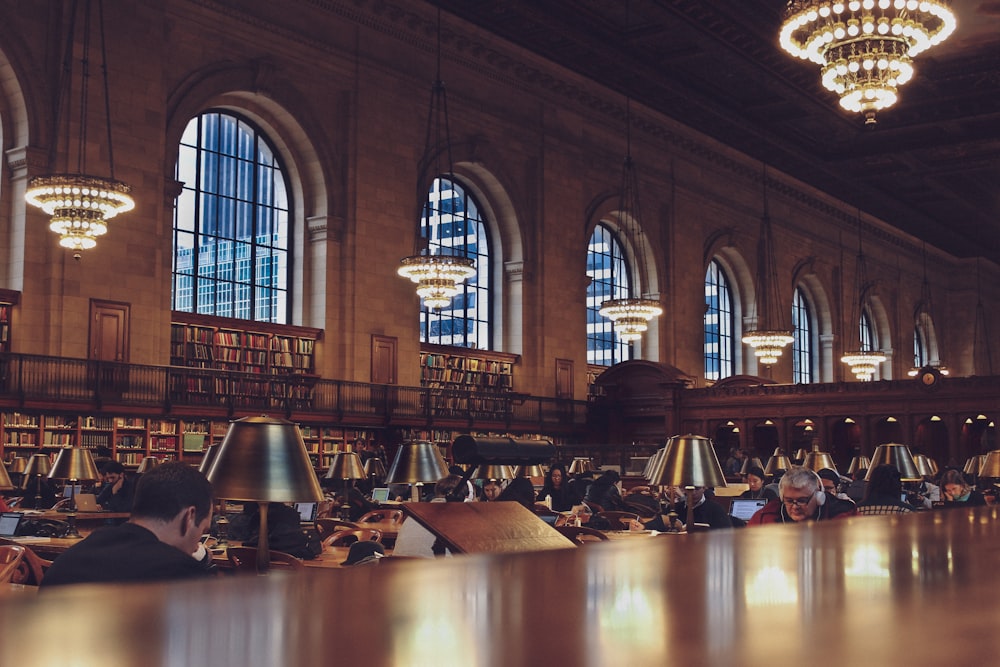 도서관 건물 안에서 책을 읽는 사람들