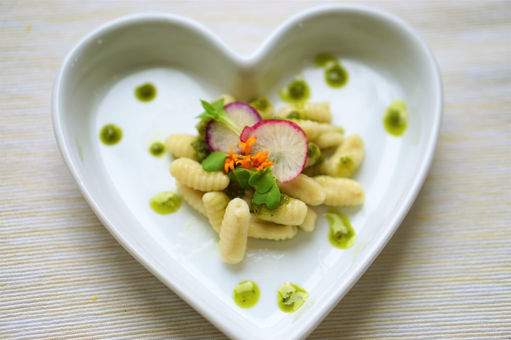 piatto di pasta su ciotola bianca