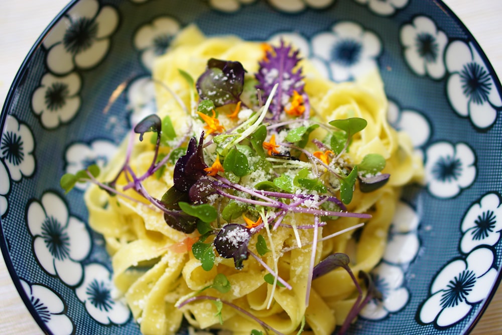 Fettuccine auf grauem geblümtem Keramikteller