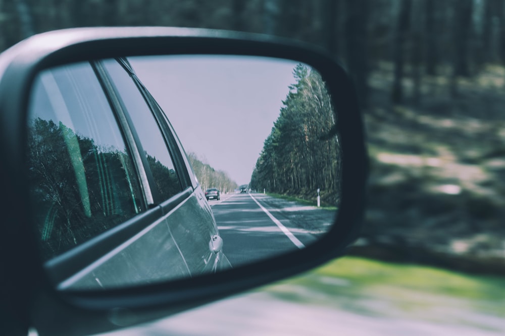 Enfoque selectivo del espejo lateral del vehículo