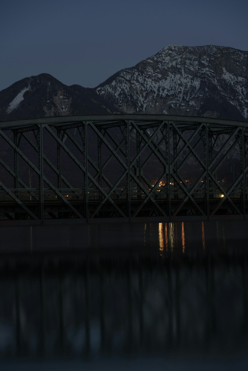 Brücke neben Berg mit Schnee