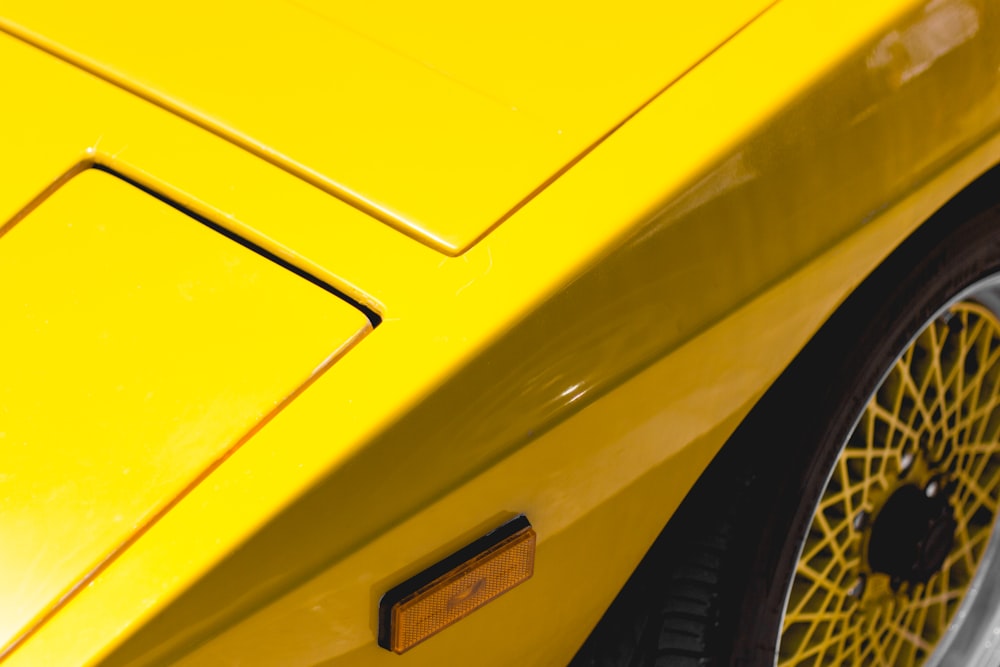 carro amarelo
