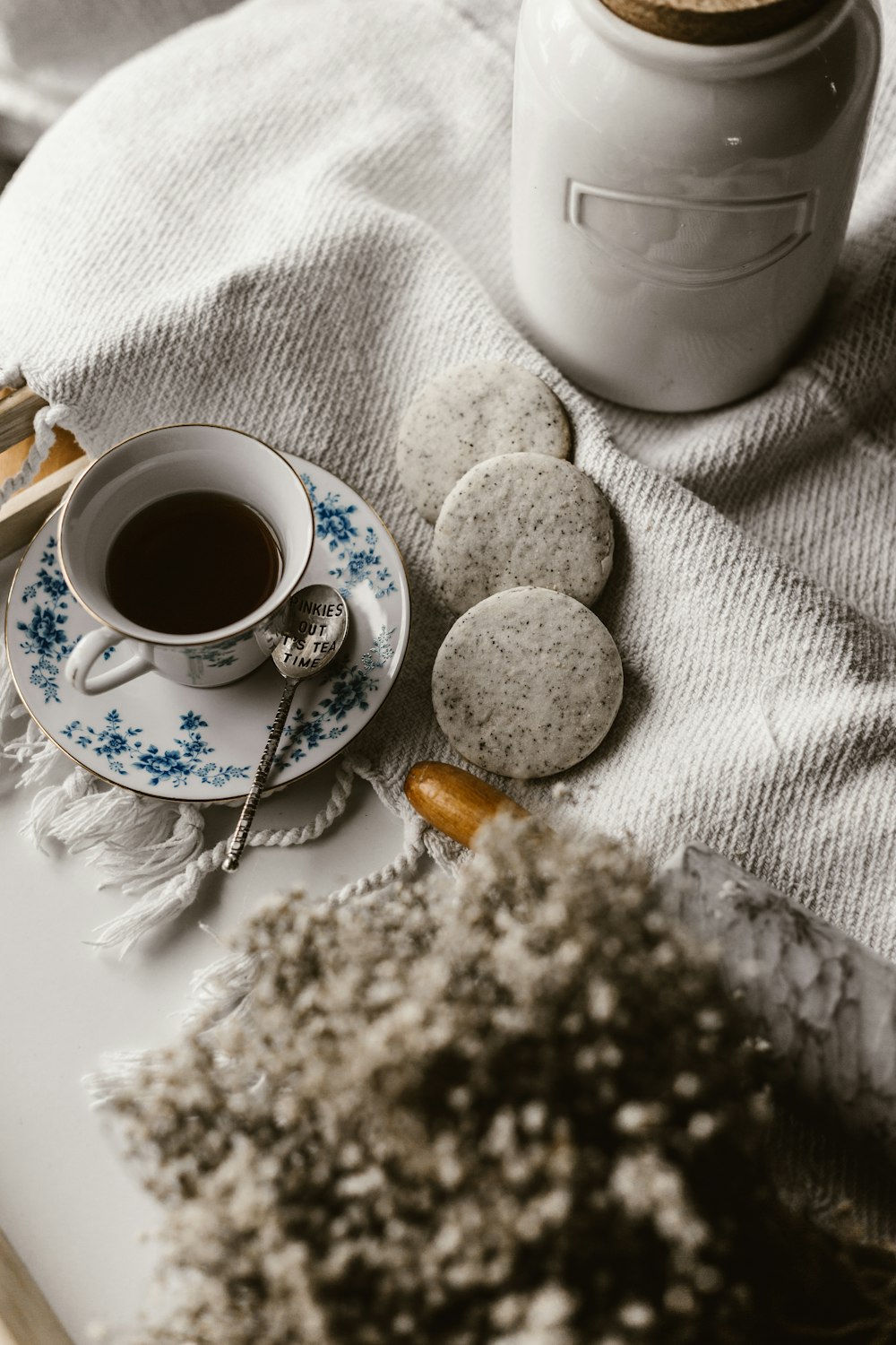 Tasse en céramique blanche remplir de café sur soucoupe blanche