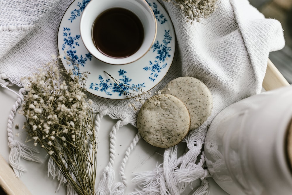 tazza di caffè e biscotti su vassoio