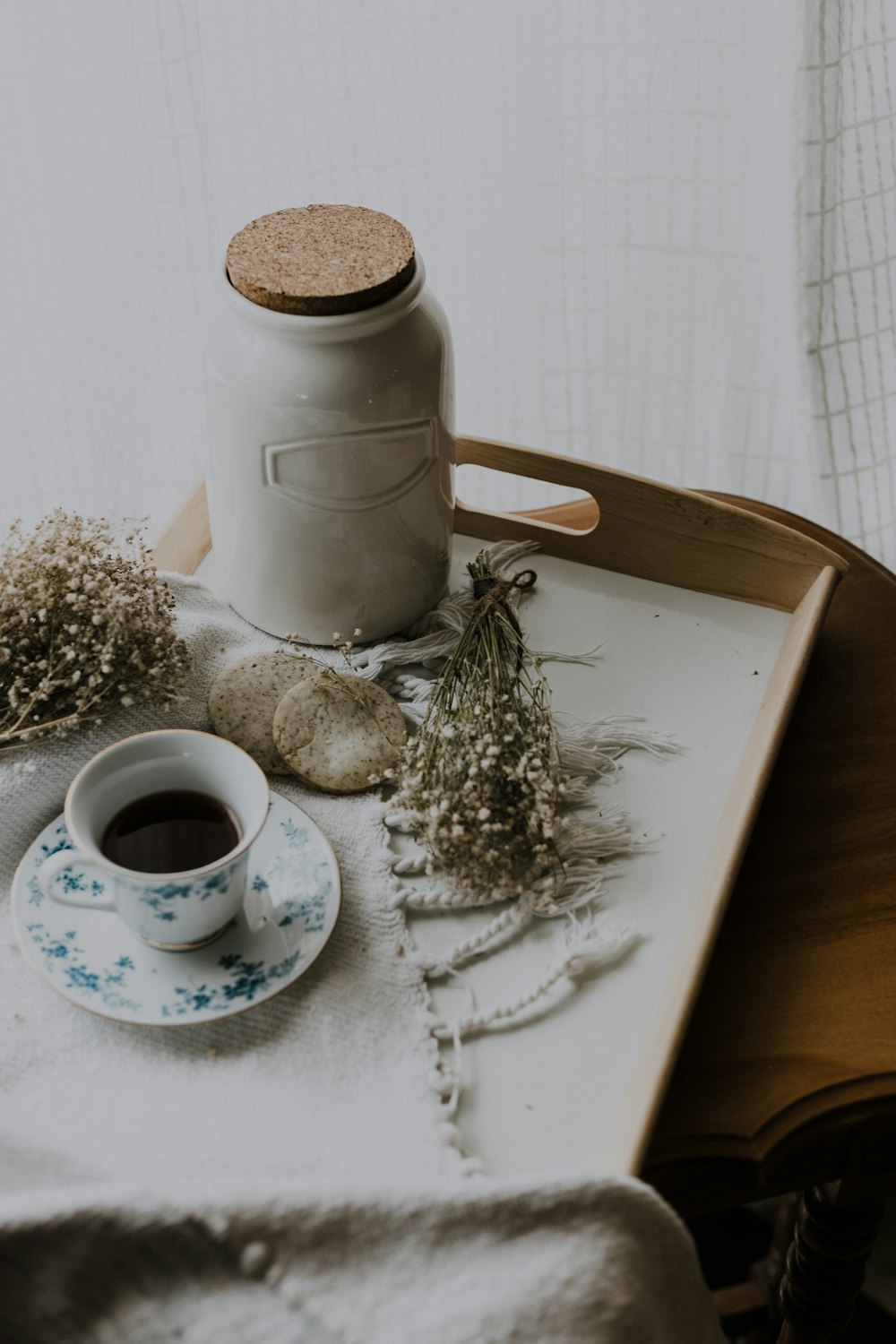 piattino, tazza e contenitore su vassoio