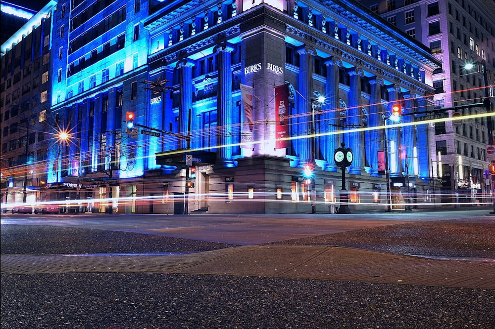 Photographie timelapse de la route de la rue pendant la nuit