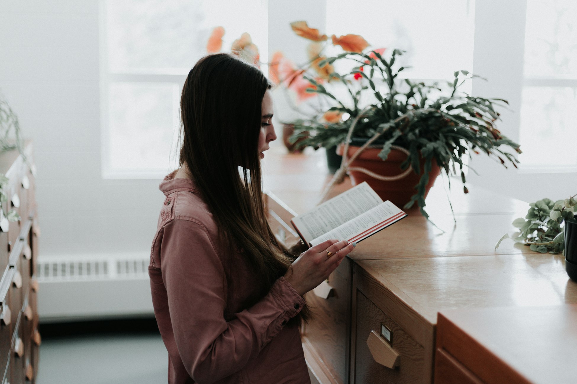 Mujer en biblioteca