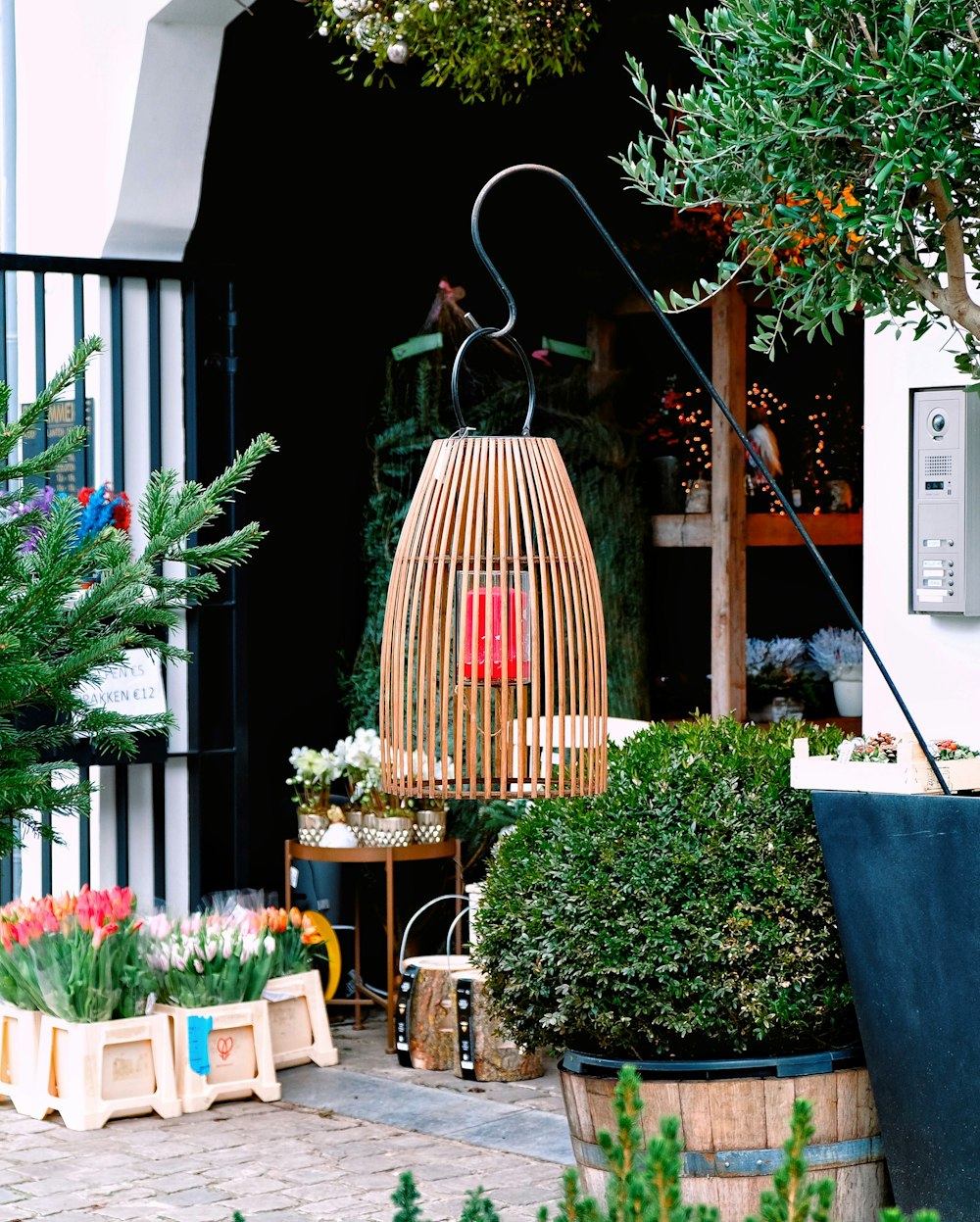 Terrassenlampe in der Nähe der Anlage