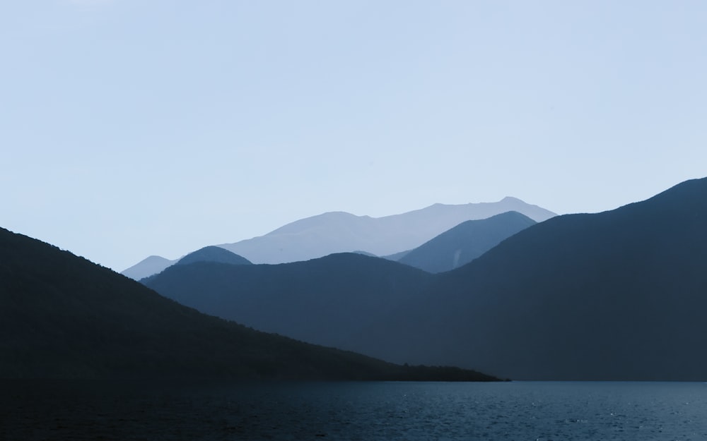 물 근처 산의 선택적 초점 사진