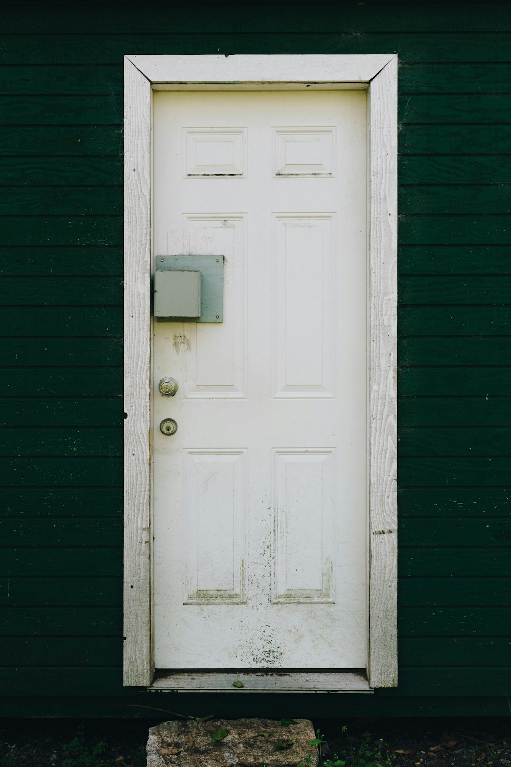 porte fermée en bois blanc