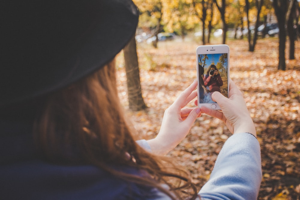 femme prenant un selfie