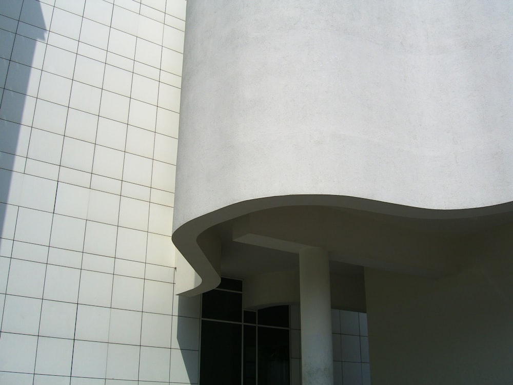 edificio in cemento bianco