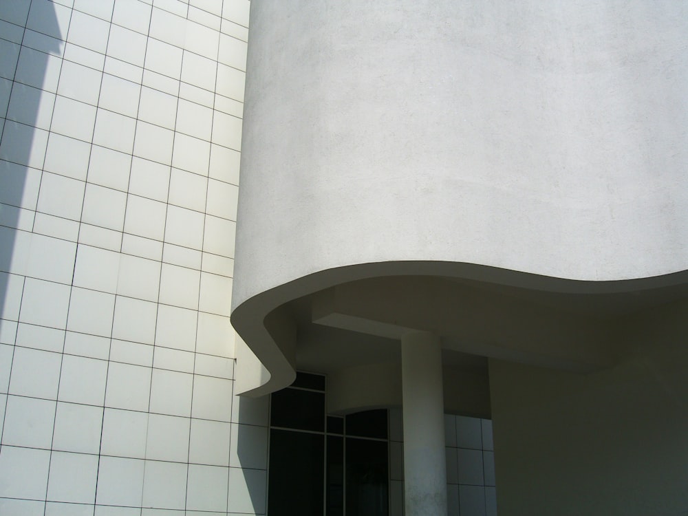 Bâtiment en béton blanc