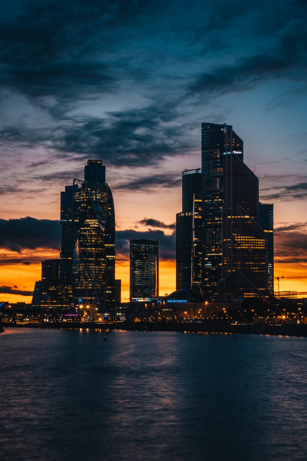 Gebäude am Gewässer zur goldenen Stunde