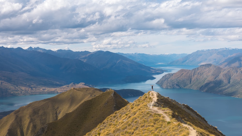 personne au sommet de la montagne