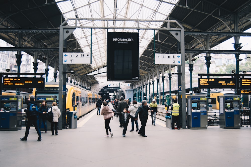 Menschen, die im Bahnhof spazieren gehen