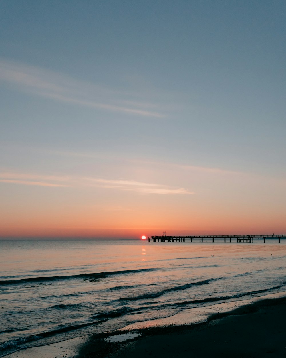 Riva del mare durante il tramonto