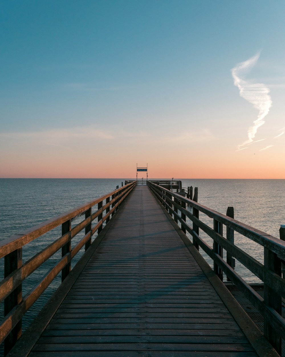 muelle de madera marrón