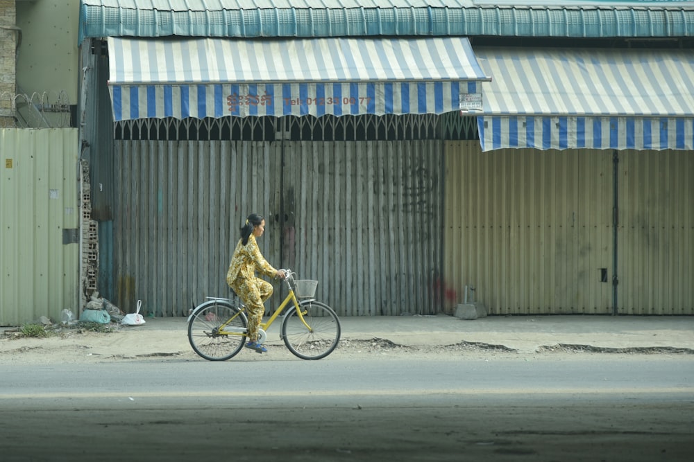 mujer montando en bicicleta