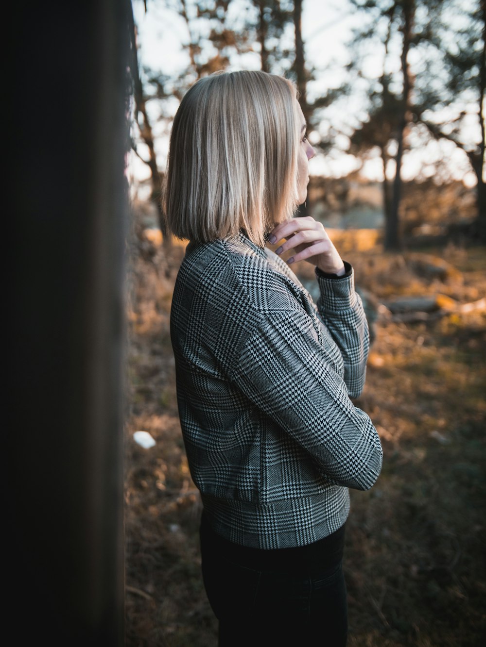 femmes portant un blazer gris et blanc et un bas noir