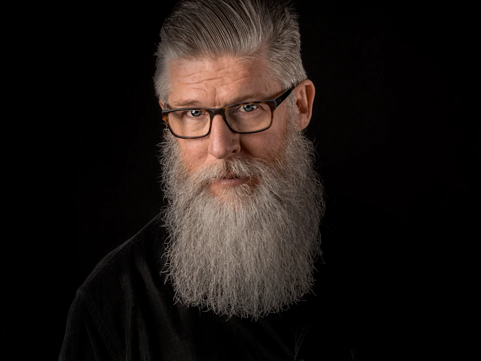 Homme à la longue barbe grise taillée