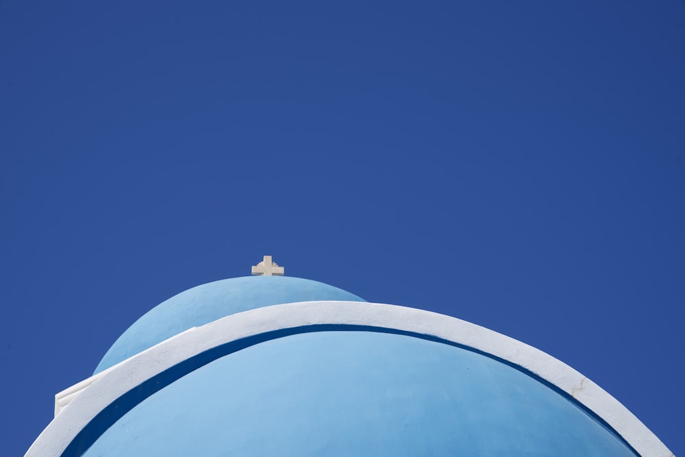 Foto della cattedrale bianca e blu