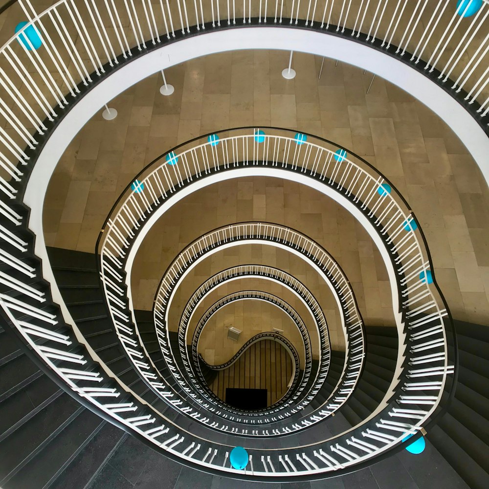 fotografia aérea de escada em espiral dentro do edifício
