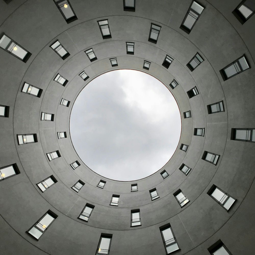 Vista de los ojos de los gusanos del edificio gris