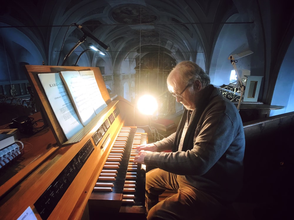 Mann spielt auf Hammond-Orgel