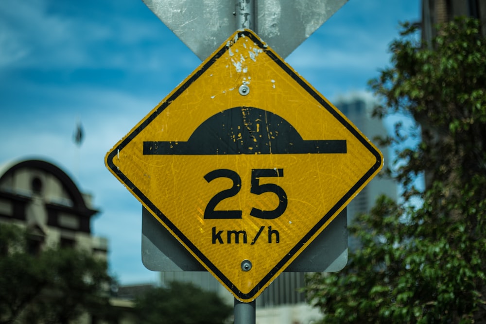 Foto de primer plano de señalización vial a 25 km/h