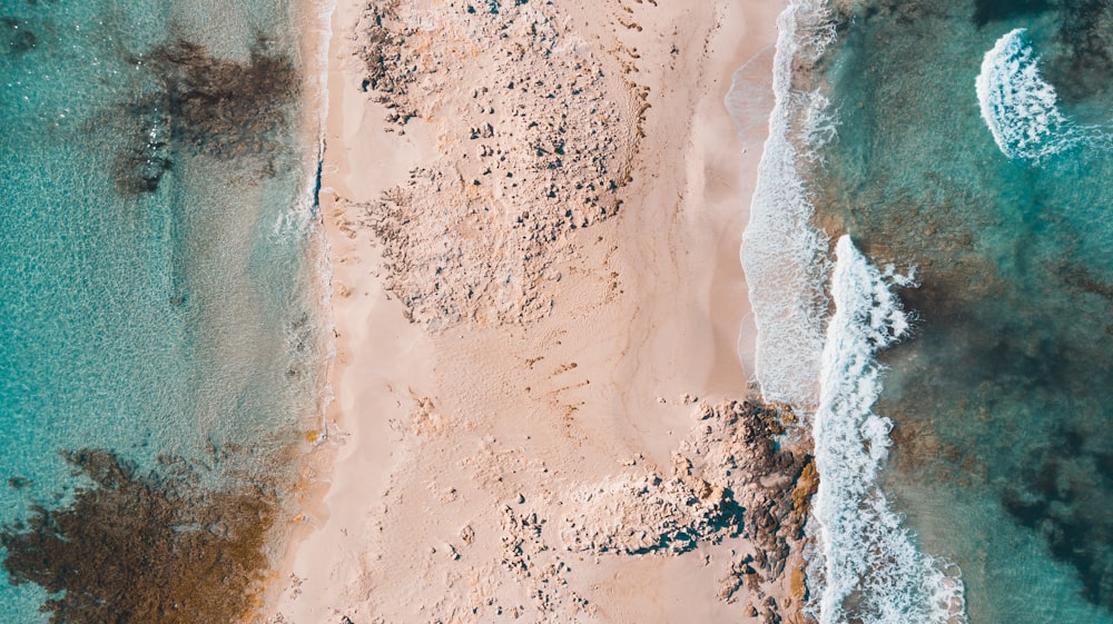 Photographie aérienne de sable entre la mer