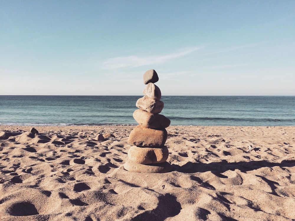 Piedras apiladas en la orilla del mar durante el día