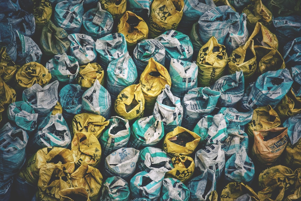 Fotografía de ángulo alto de un lote de sacos de colores variados