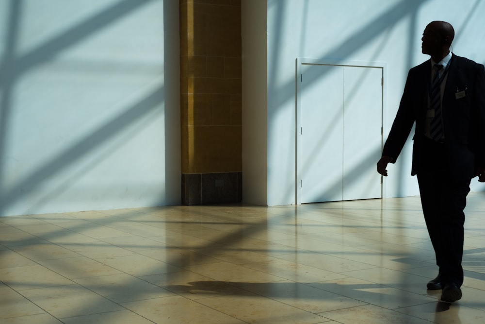 homme marchant dans le couloir