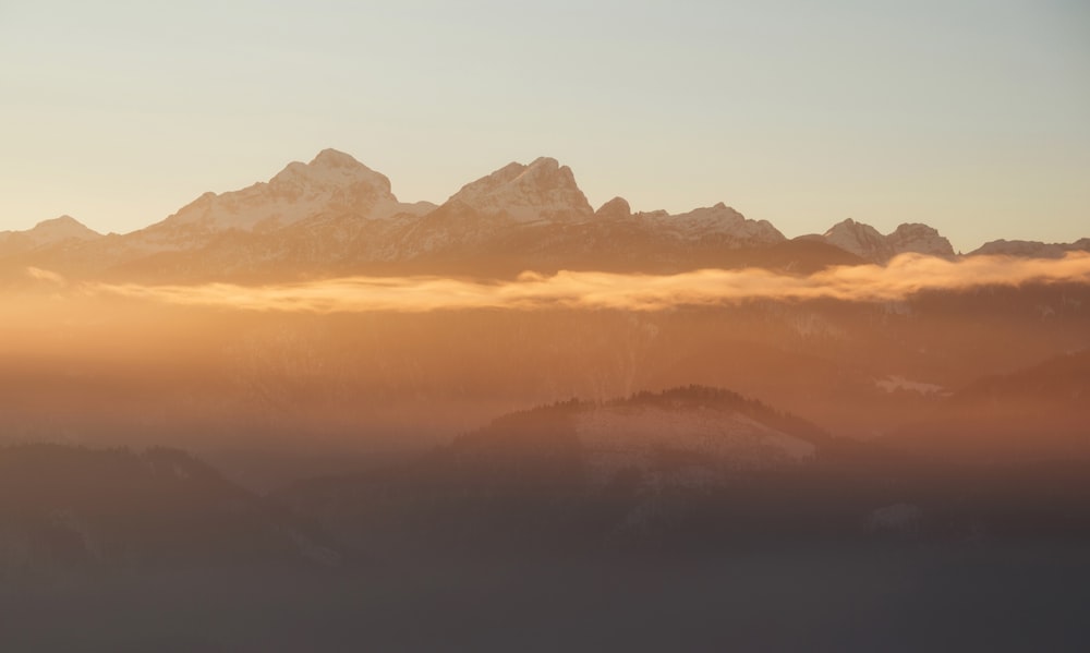 montanha coberta por nuvens