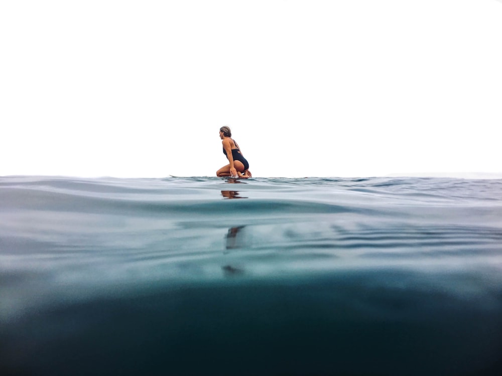 mulher surfando no mar