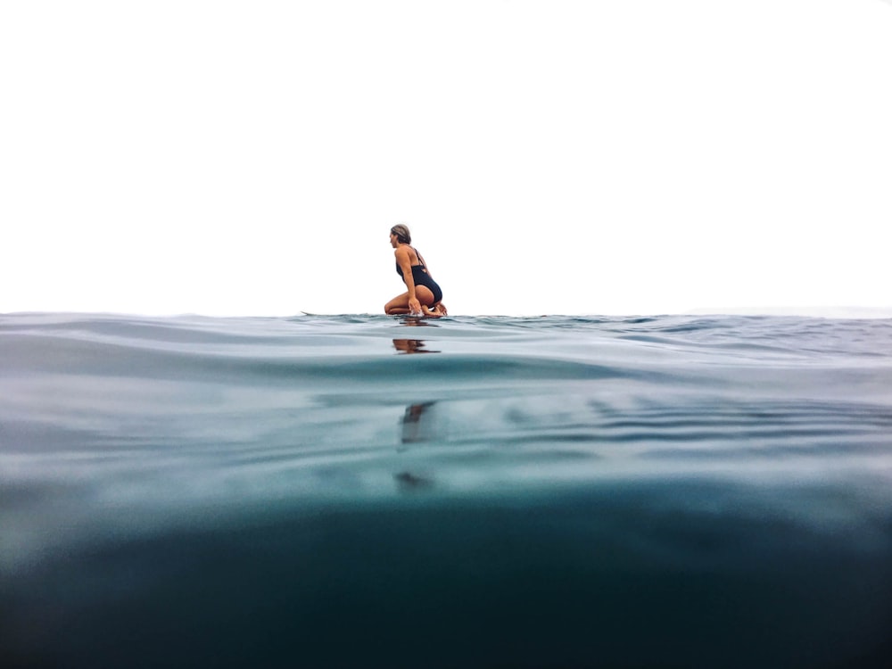 mujer surfeando en el mar