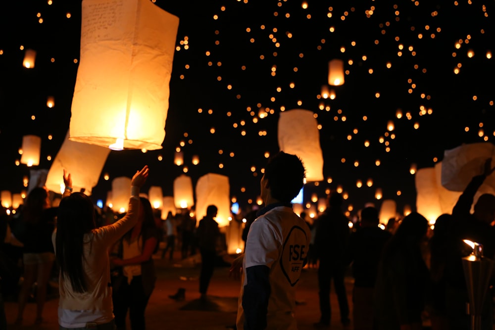 Grupo de pessoas reunidas para um festival de lanternas de papel