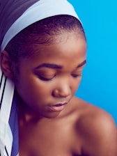woman wearing white and black headscarf