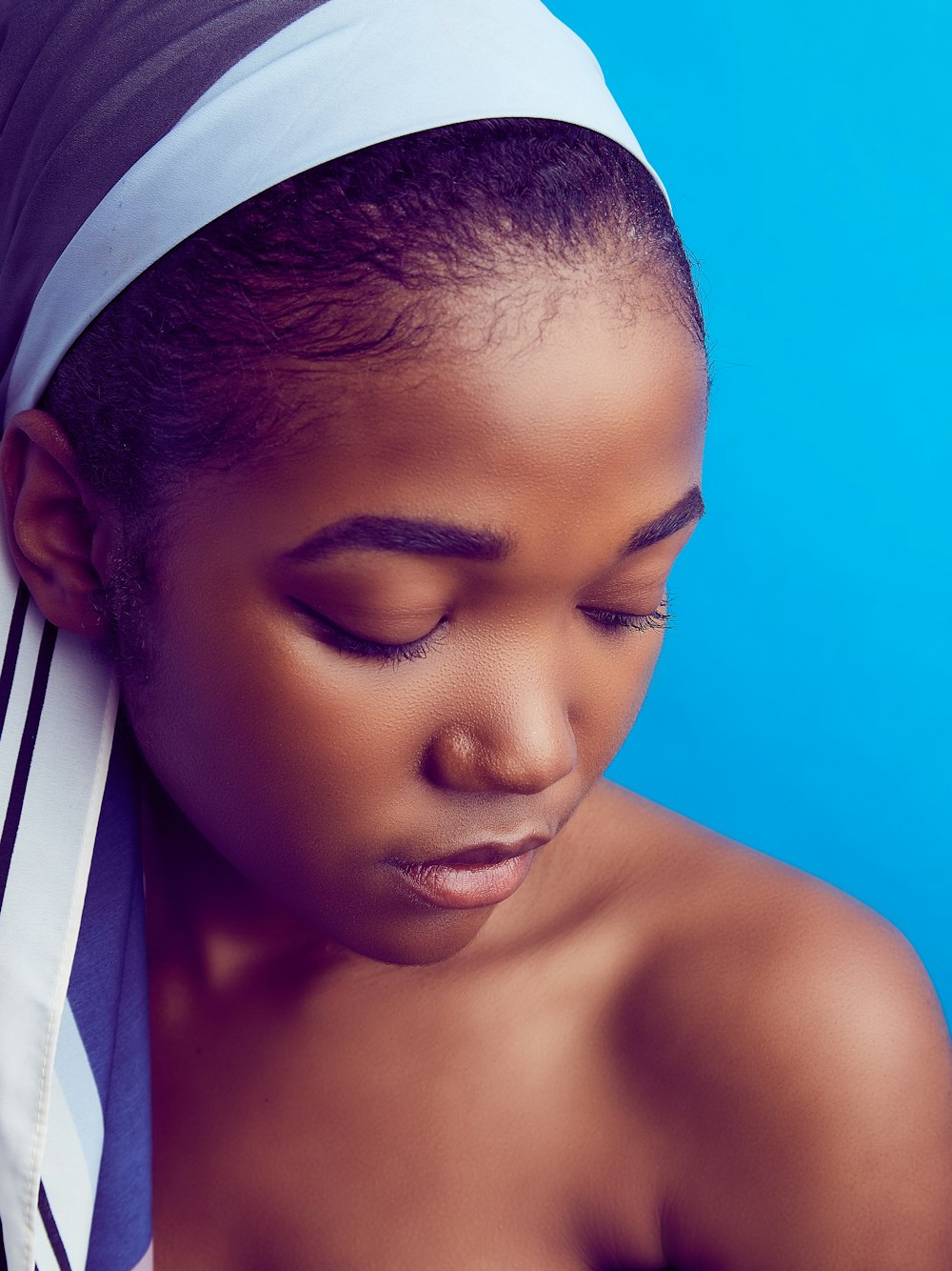 femme portant un foulard blanc et noir